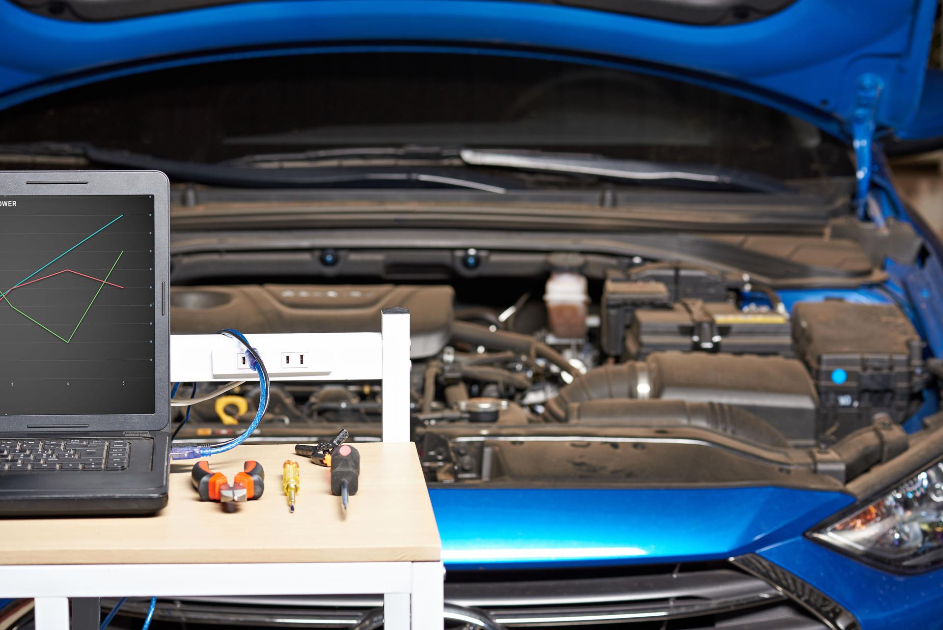 Nahaufnahme der Mechaniker Auto Tabelle
